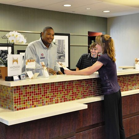 Hampton Inn & Suites Cincinnati / Uptown - University Area Beltér fotó
