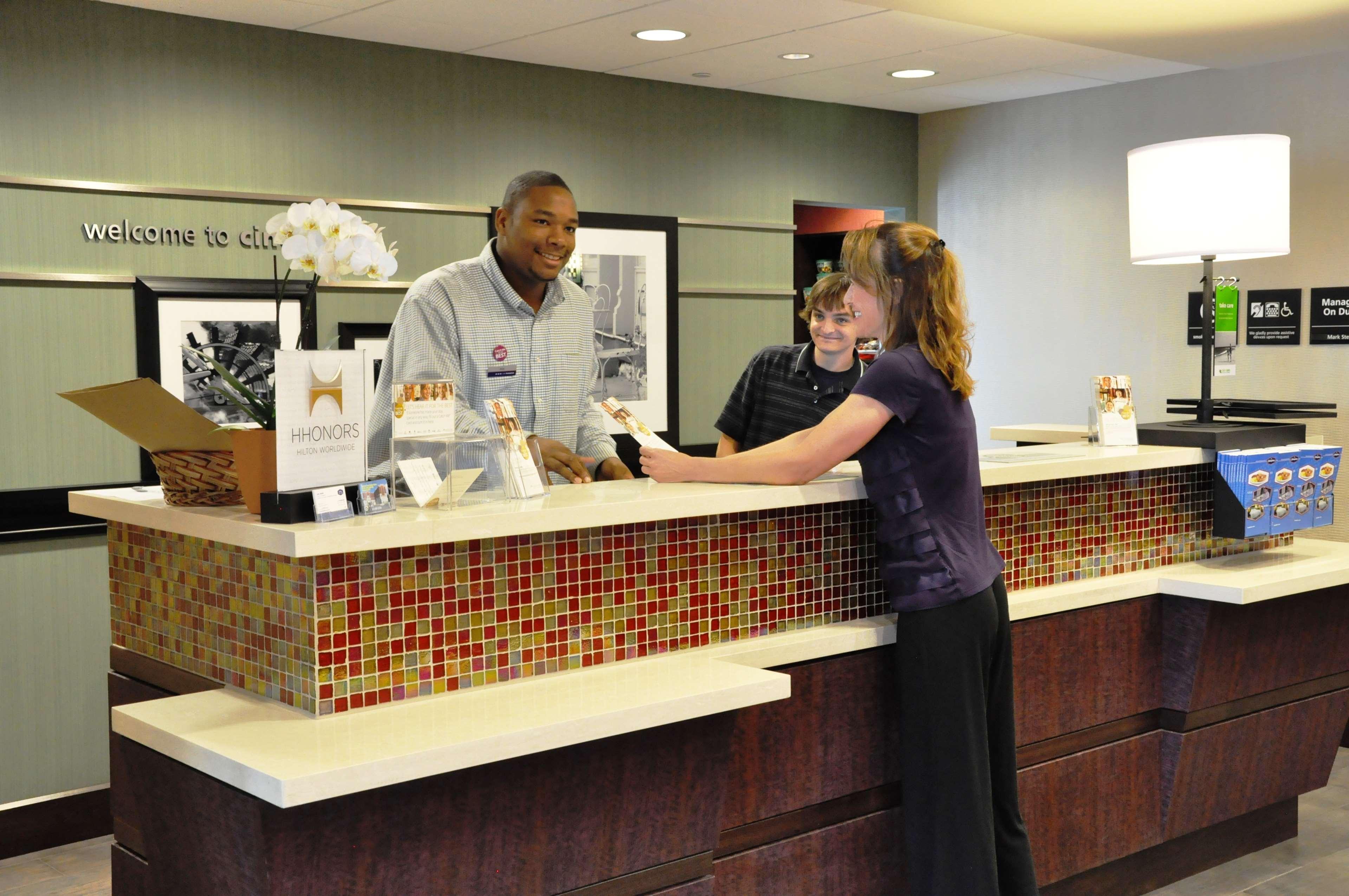 Hampton Inn & Suites Cincinnati / Uptown - University Area Beltér fotó